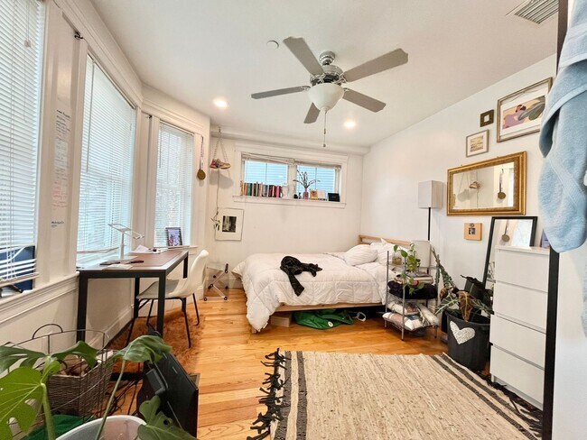 Photo - Amazing 5 bed 2.5 bath in Allston... BROKER FEE PAID NY LANDLORD!!