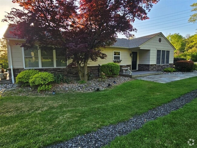 Building Photo - 13 Old Quaker Hill Rd Rental