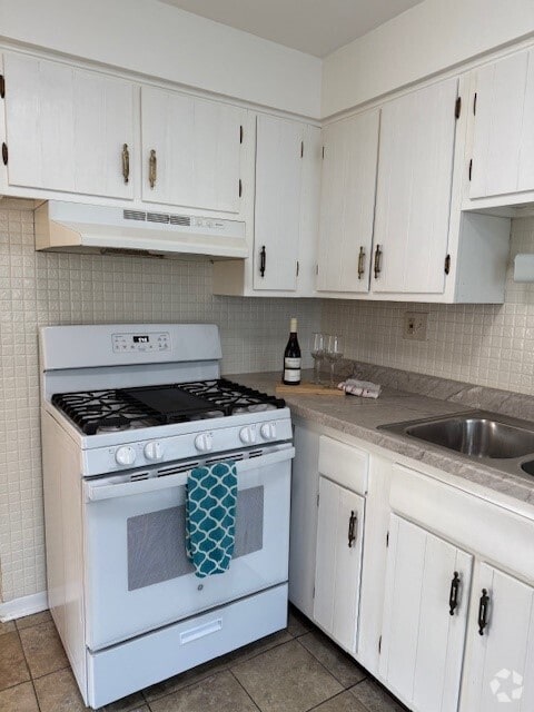 Building Photo - 260 E Lake St Unit 1W Rental