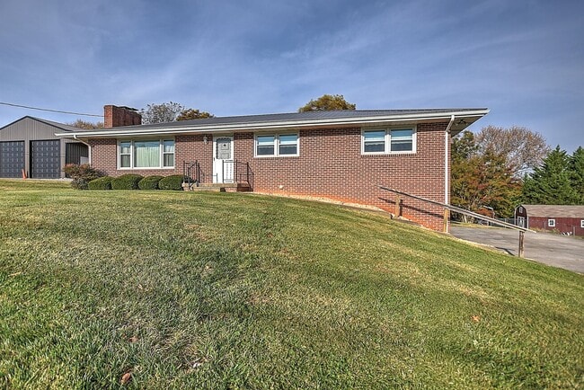 Photo - 3 Bedroom / 2 Bath Brick Home with drive under garage