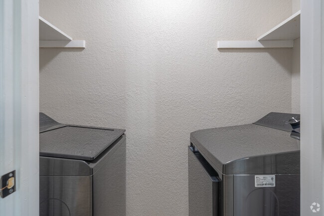 1BR, 1BA - 722SF - Closet