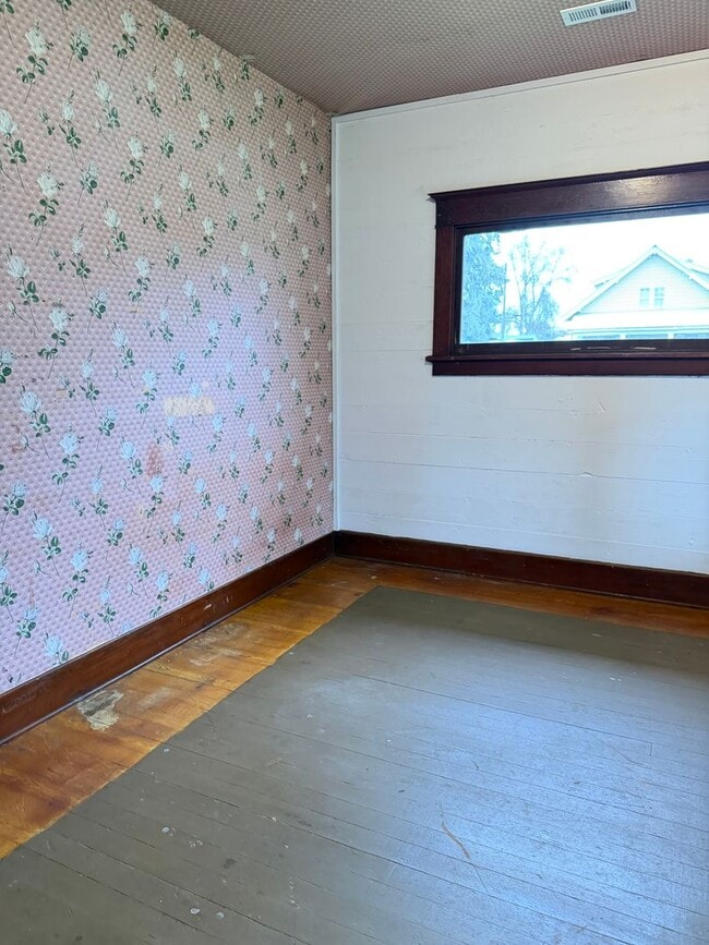 Photo - Large 2 bedroom 1 bath with bonus room