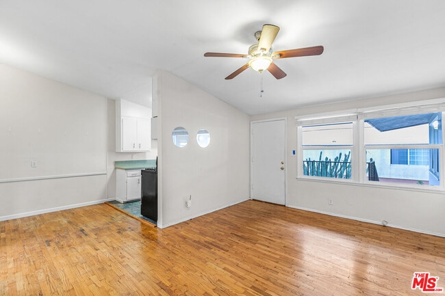 Building Photo - 12021 Louise Ave Unit 5