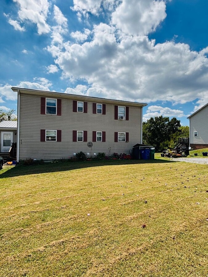 Photo - 415 Wakeman Ct NE