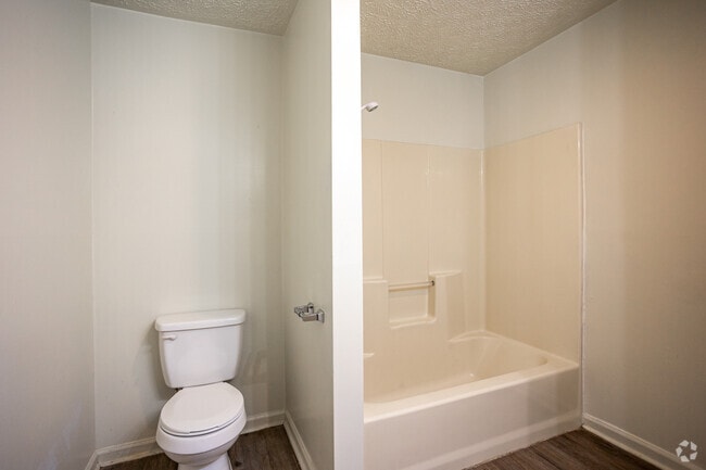 2 BR, 1 BA - 820SF