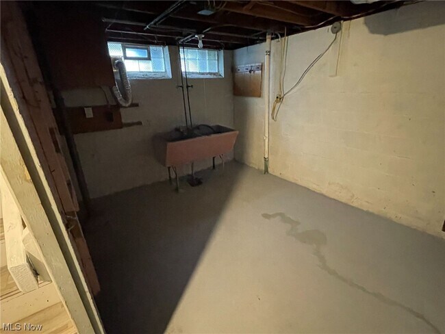 Photo - 16704 Meadowvale Ave