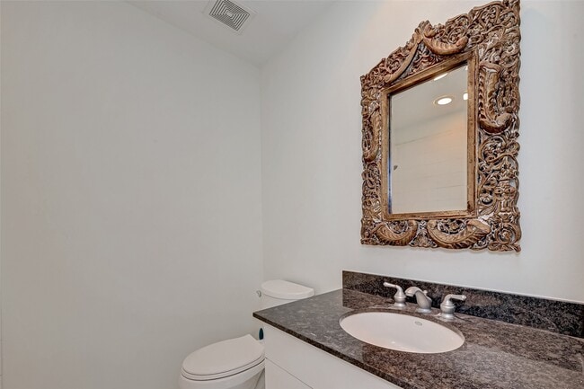 Building Photo - 5342 Darling St