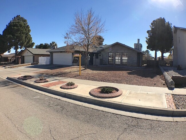 Building Photo - East El Paso Refrig A/C 3bed/2bath with Pool!