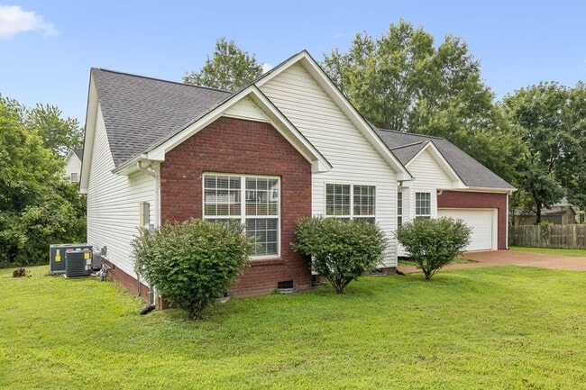 Photo - 3BR/2BA + Bonus room, home in Thompsons Station, TN