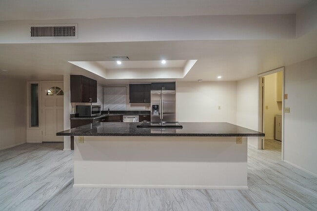 Photo - Exceptional 6-Bedroom Residence Near ASU with Garage & Modern Conveniences