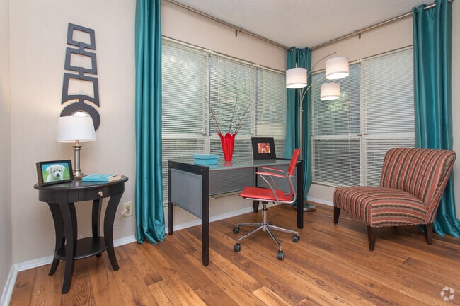 2BR, 2BA - 1090SF