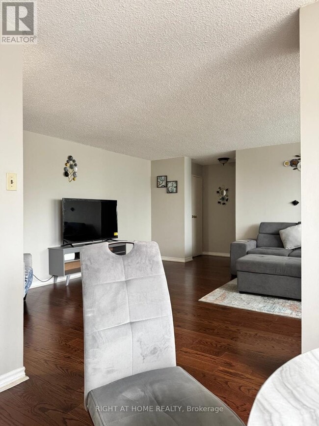 Photo - 3700 Kaneff Crescent Unité 802
