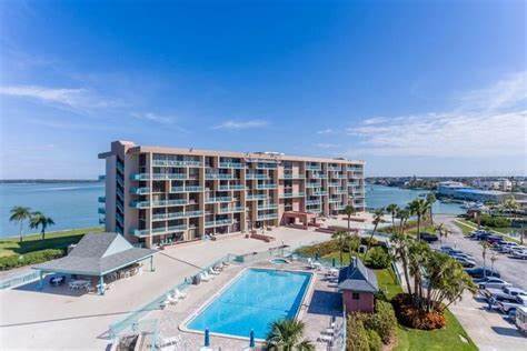 Building Photo - 1 Key Capri Unit 611 E Rental