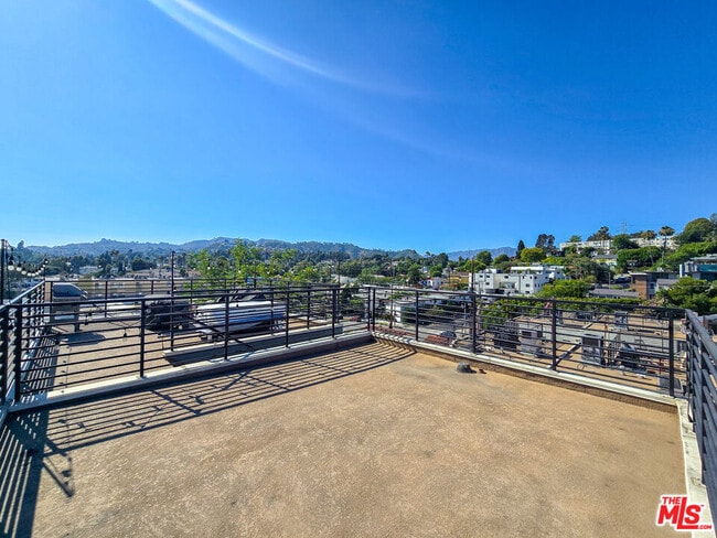 Photo - 2926 Rowena Ave Unidad 2