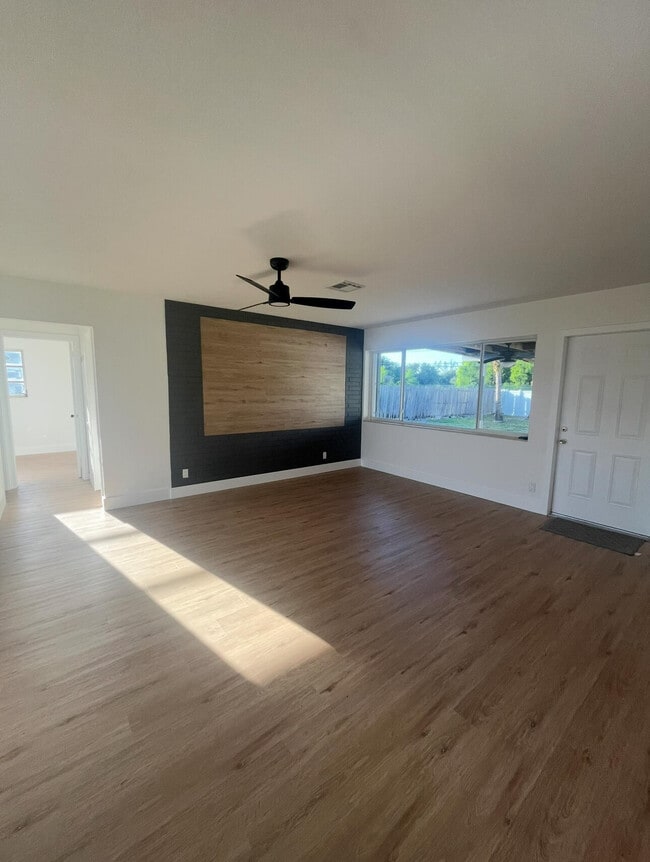 Building Photo - 640 NE 23rd Ct Rental
