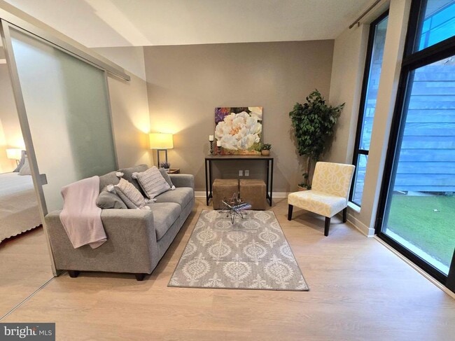 Photo - 1320 Fenwick Ln Unit 6