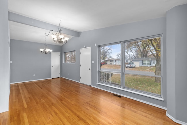 Photo - 550 Versailles Dr