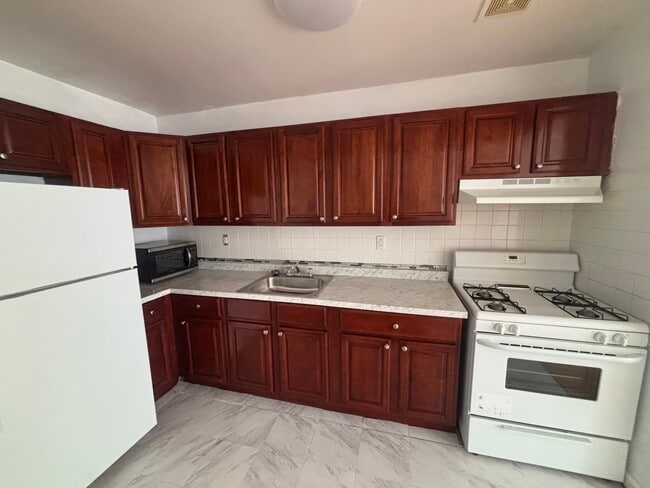 Photo - 245 E 28th St