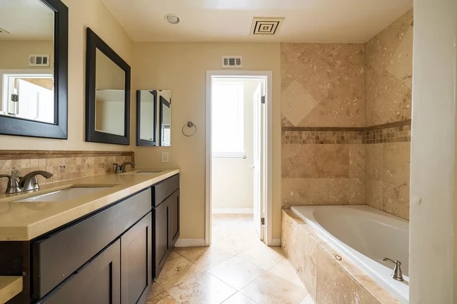 Photo - 1112 S Bedford Dr Unit 101