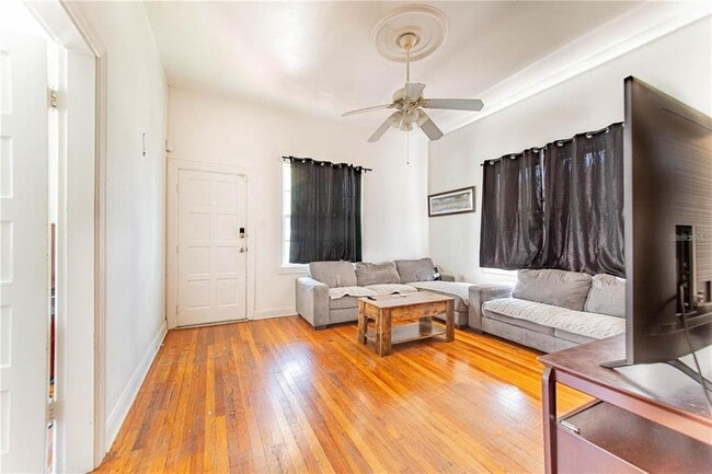 Photo - 3321 W Woodlawn Ave