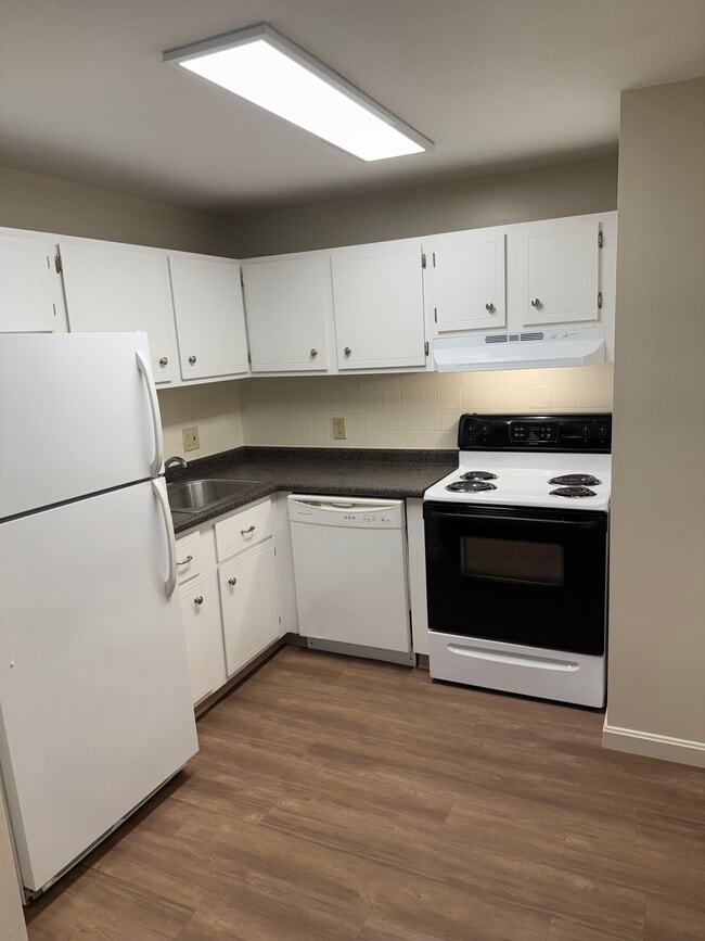 Building Photo - 131 English Village Rd Unit 202