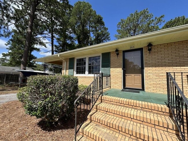 Building Photo - 203 Oak Leaf Dr Rental