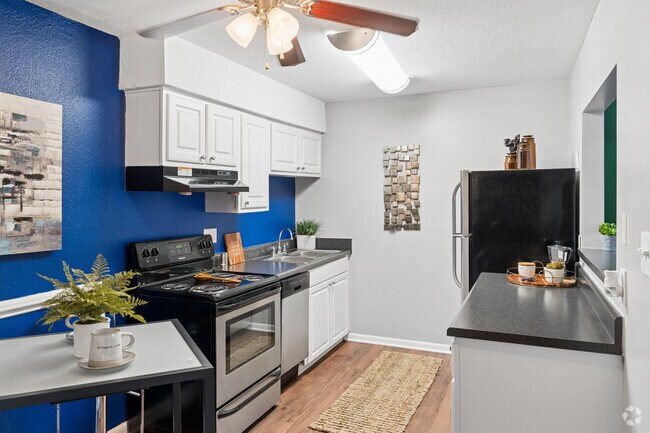 Saxon 2BR, 1BA - 770SF - Kitchen
