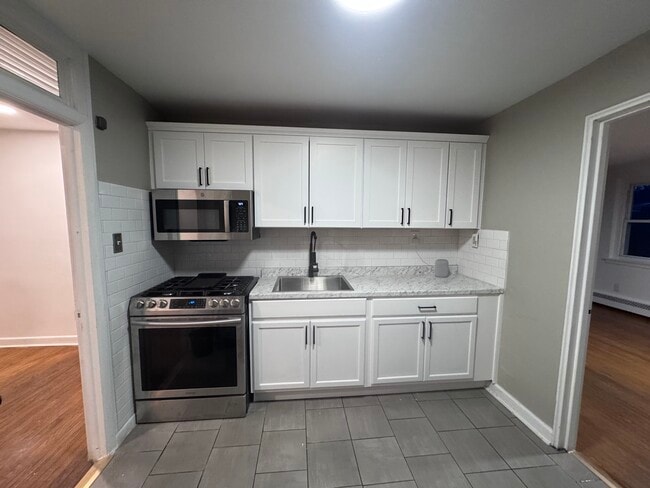 Building Photo - 330 Magee Ave Unit 2