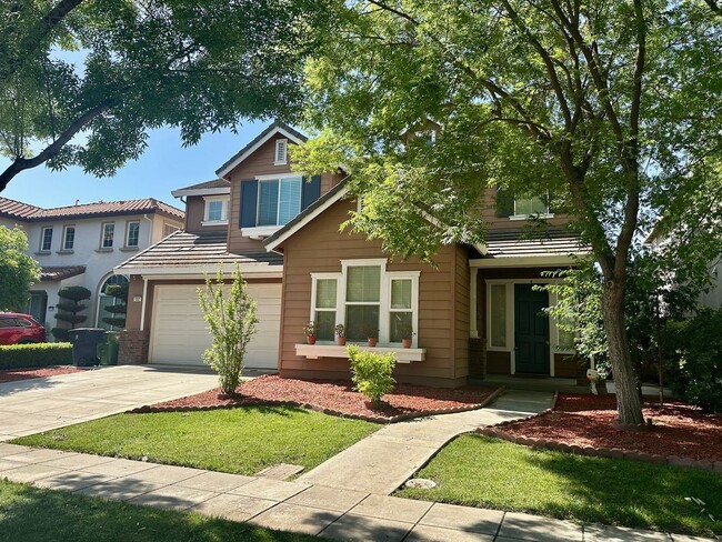 Large 4 bedroom 3 bathroom home with loft. - Large 4 bedroom 3 bathroom home with loft.