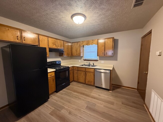 Building Photo - 101/103 Cooper Springs Ct Unit 101 Cooper Springs Ct