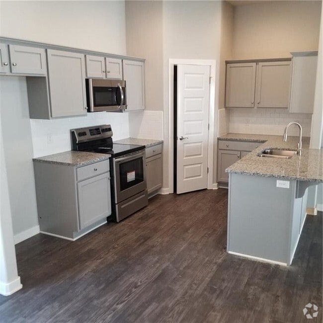 Building Photo - 2383 W Houston St Rental