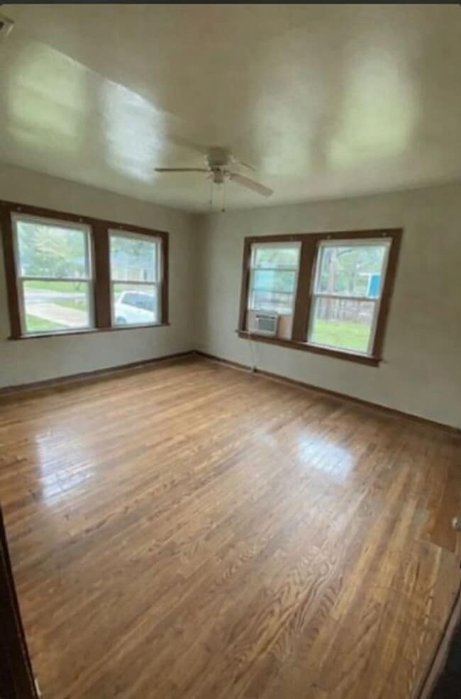 Photo - 4255 Woodlawn Ave