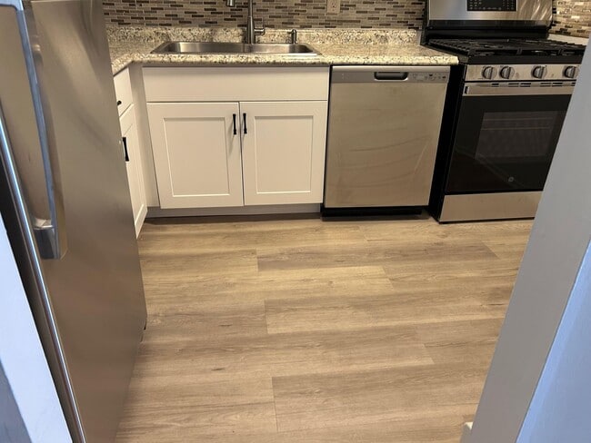 Photo - Hampshire Court Apartments Unit A06