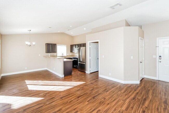 Photo - 925 Sunnyfield Way