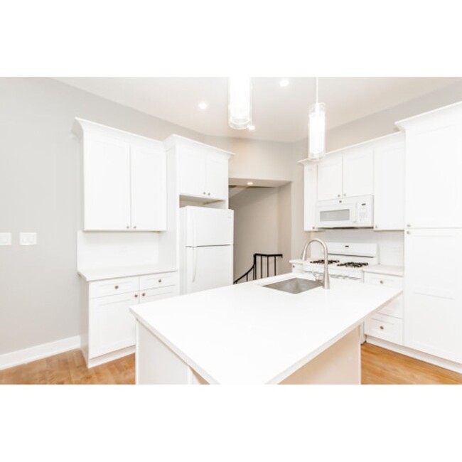 Photo - Luxury 3 Bedroom Apartment in Ideal Gold C... Unit 101