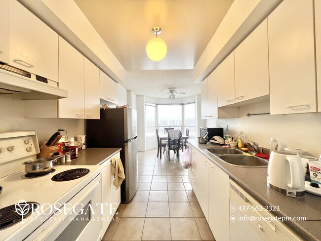 Photo - Spacious 2-Bedroom Condo with Walk-In Closet & Parking in London — Utilities Included Unité 610