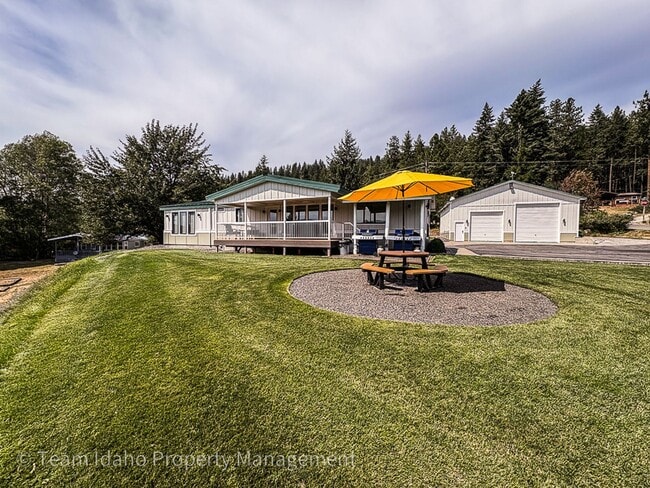 Building Photo - Fully furnished and stocked Single Level H... Rental