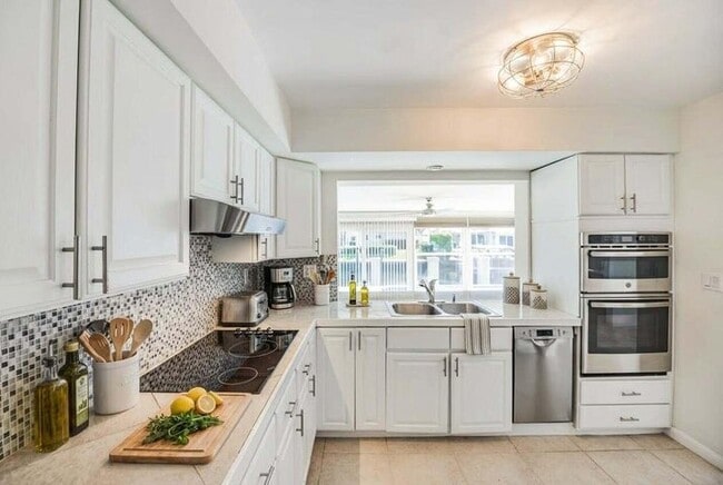 Building Photo - 270 SE 9th Ct