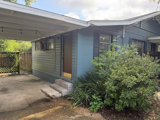 Building Photo - 410.5 8th Ave W Unit 410.5