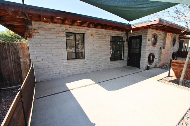 Building Photo - 4212 N 19th St Unit Apt A