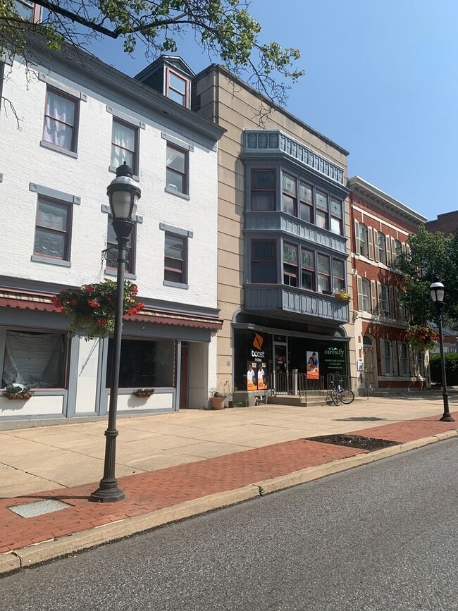 Building Photo - Available Now! Modern 1 Room Studio Apartment in Downtown York City Building