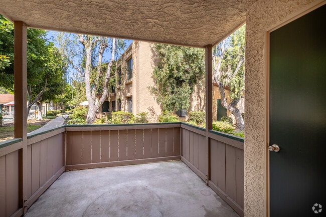1BR, 1BA - 716SF - Patio