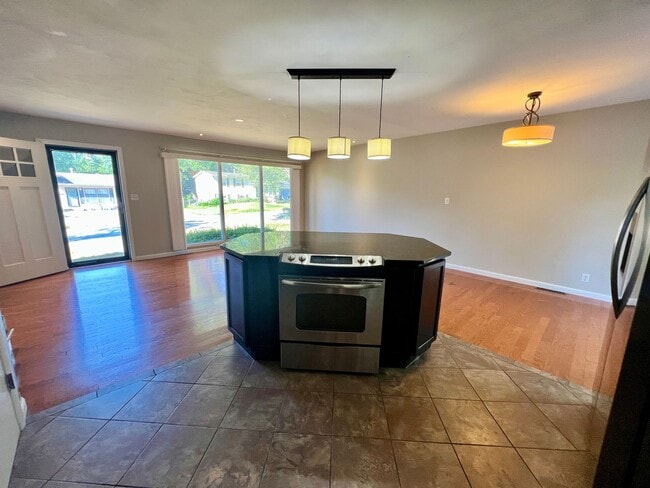 Photo - Spacious Home 3 Bedroom w/Fin basement for...