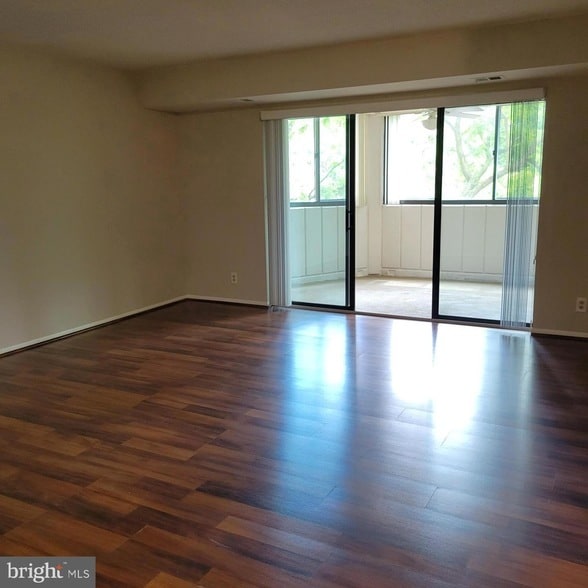 5901 Mt Eagle Dr Unidad 207