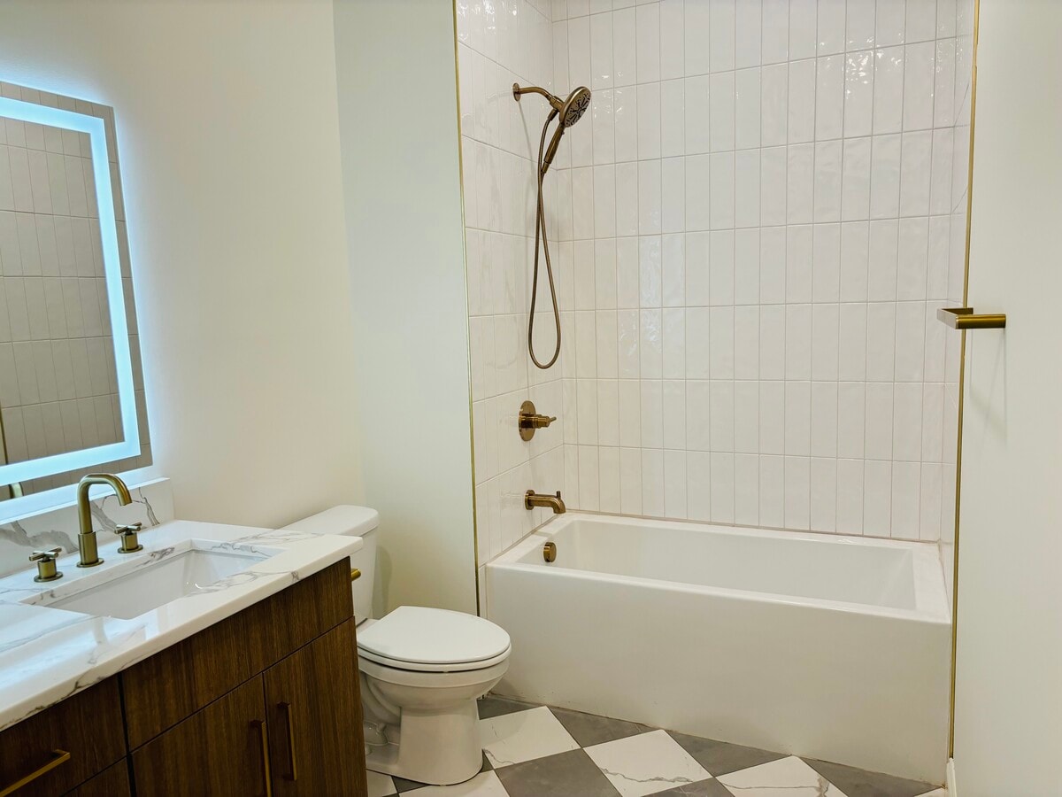 Photo - 711 Broadway St