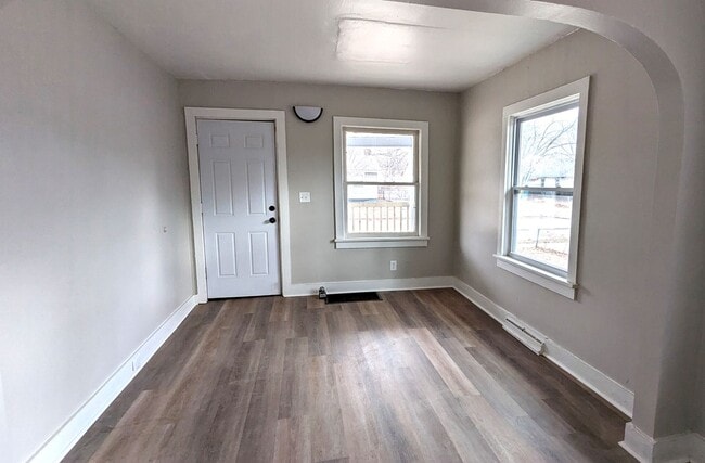 Photo - 2513 Howden St