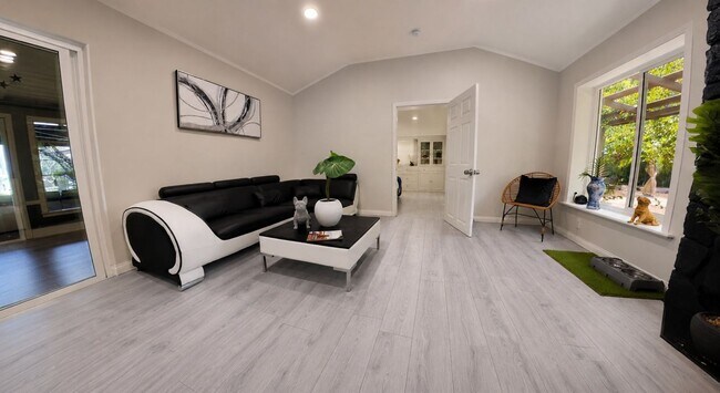 13909 Magnolia Blvd