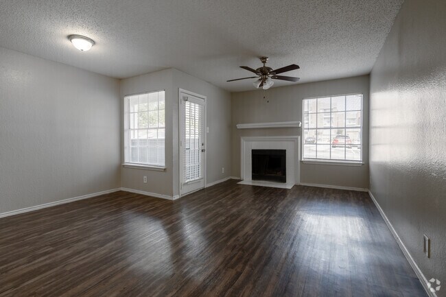 2BR, 2BA - 937SF - Living Room