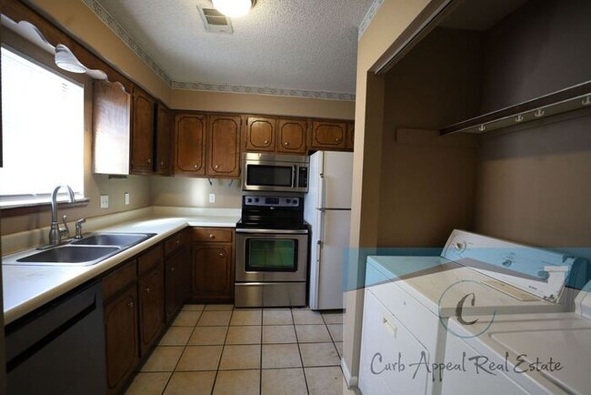 Photo - Spacious 3 bedroom, 2 bath townhouse with a garage - $850
