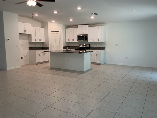 Photo - Spacious 4BR Single-Story in Lakeland